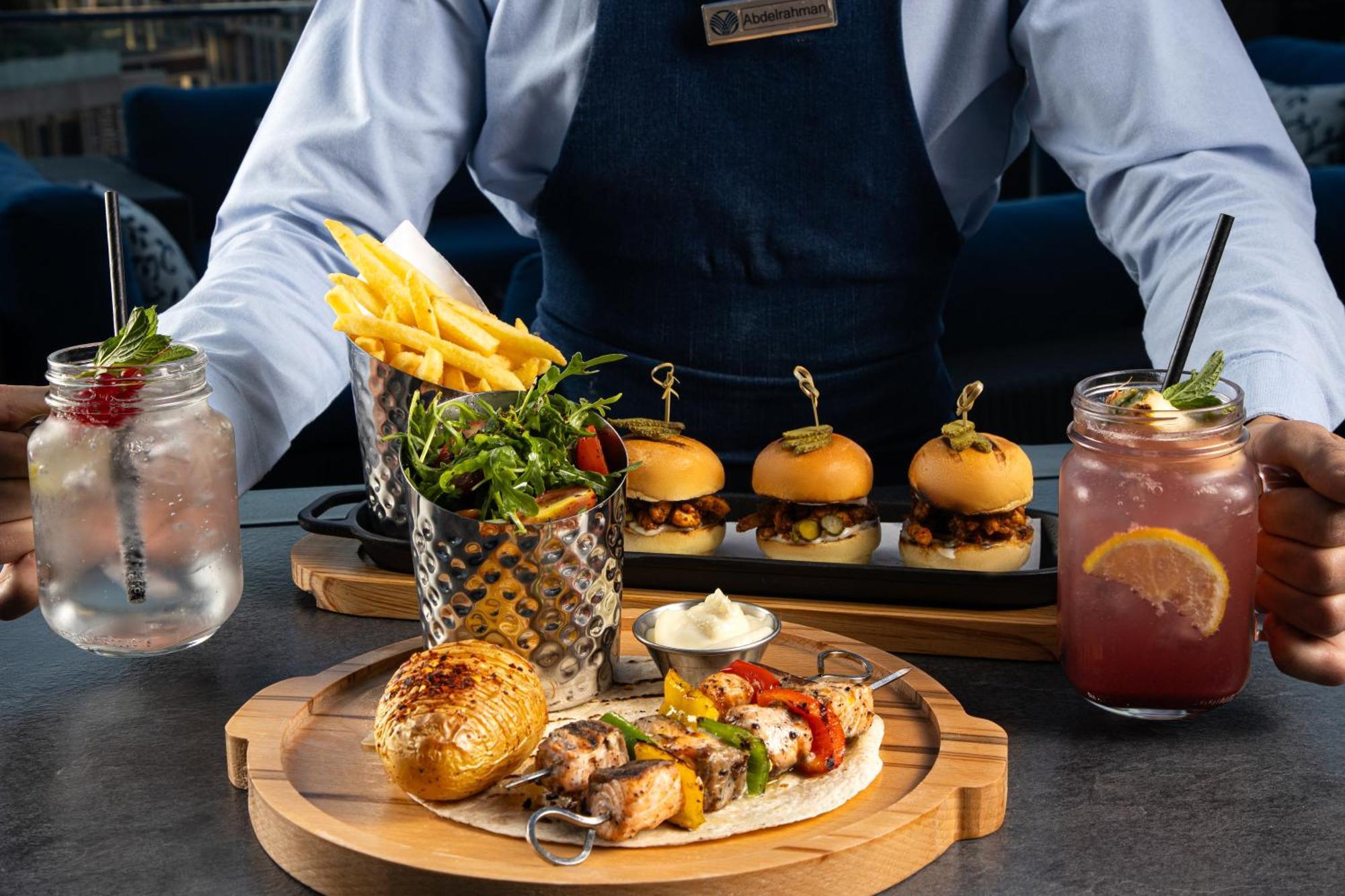 ホテル アンマン ロタナ エクステリア 写真 A waiter serving food