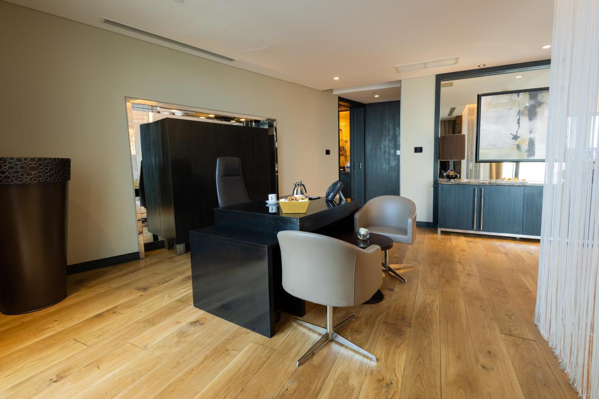 ホテル アンマン ロタナ エクステリア 写真 The interior of a private suite at the airport