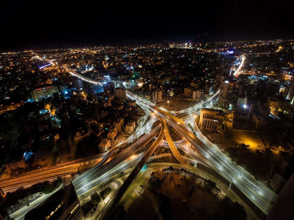 ホテル アンマン ロタナ エクステリア 写真 Aerial view of the city at night