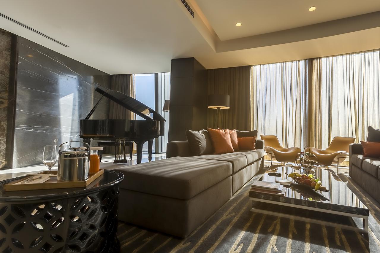 ホテル アンマン ロタナ エクステリア 写真 The living room of a suite at the Ritz-Carlton, DIFC
