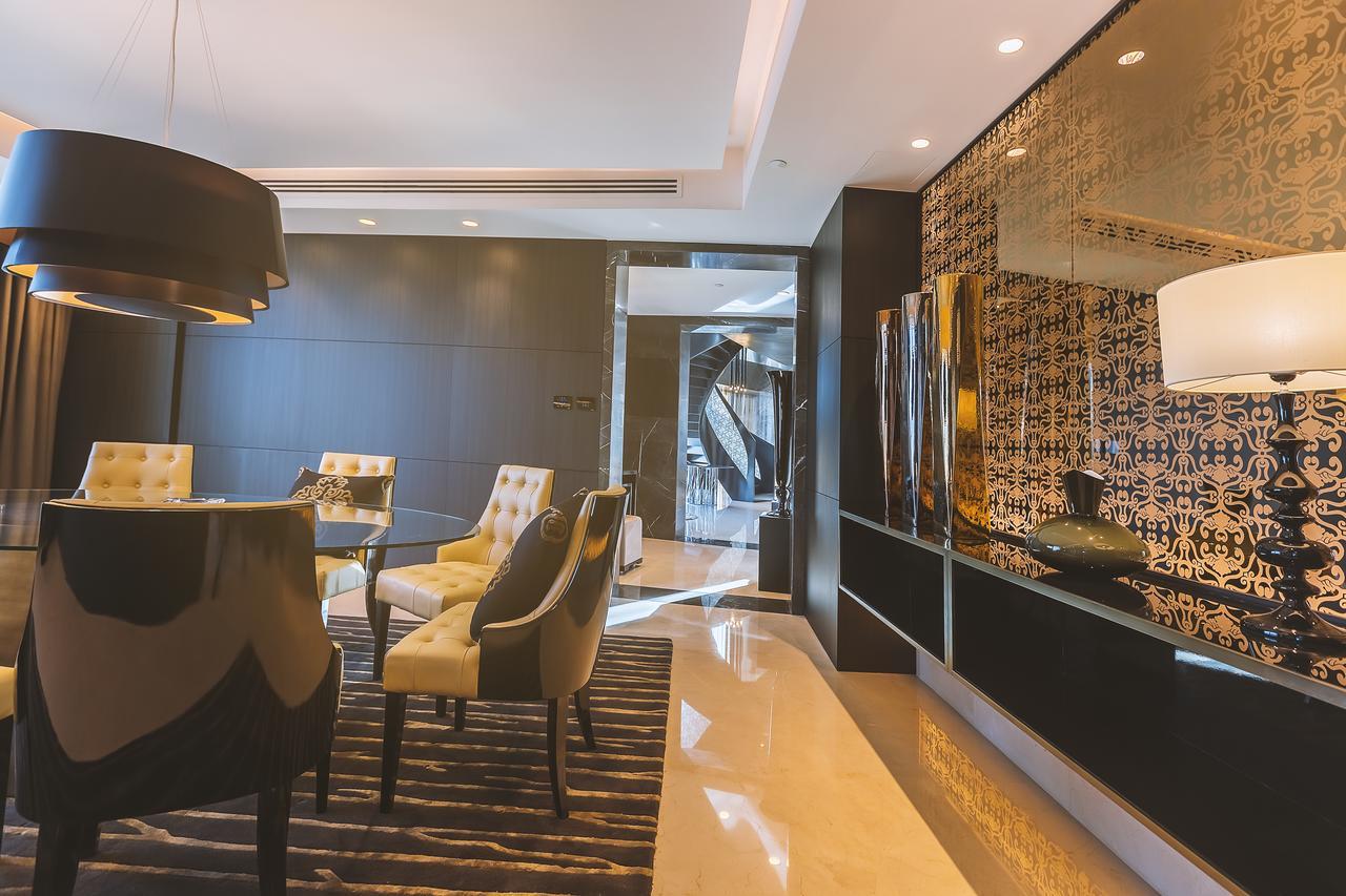 ホテル アンマン ロタナ エクステリア 写真 The interior of a suite at the Ritz-Carlton, DIFC